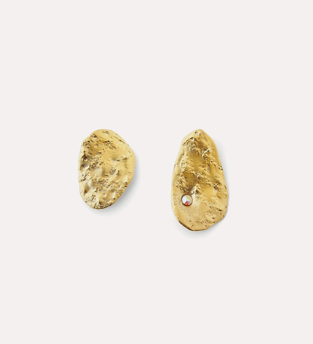 boucles d’oreille sculpture asymétriques plaquées or 18 ct avec strass | forte_forte