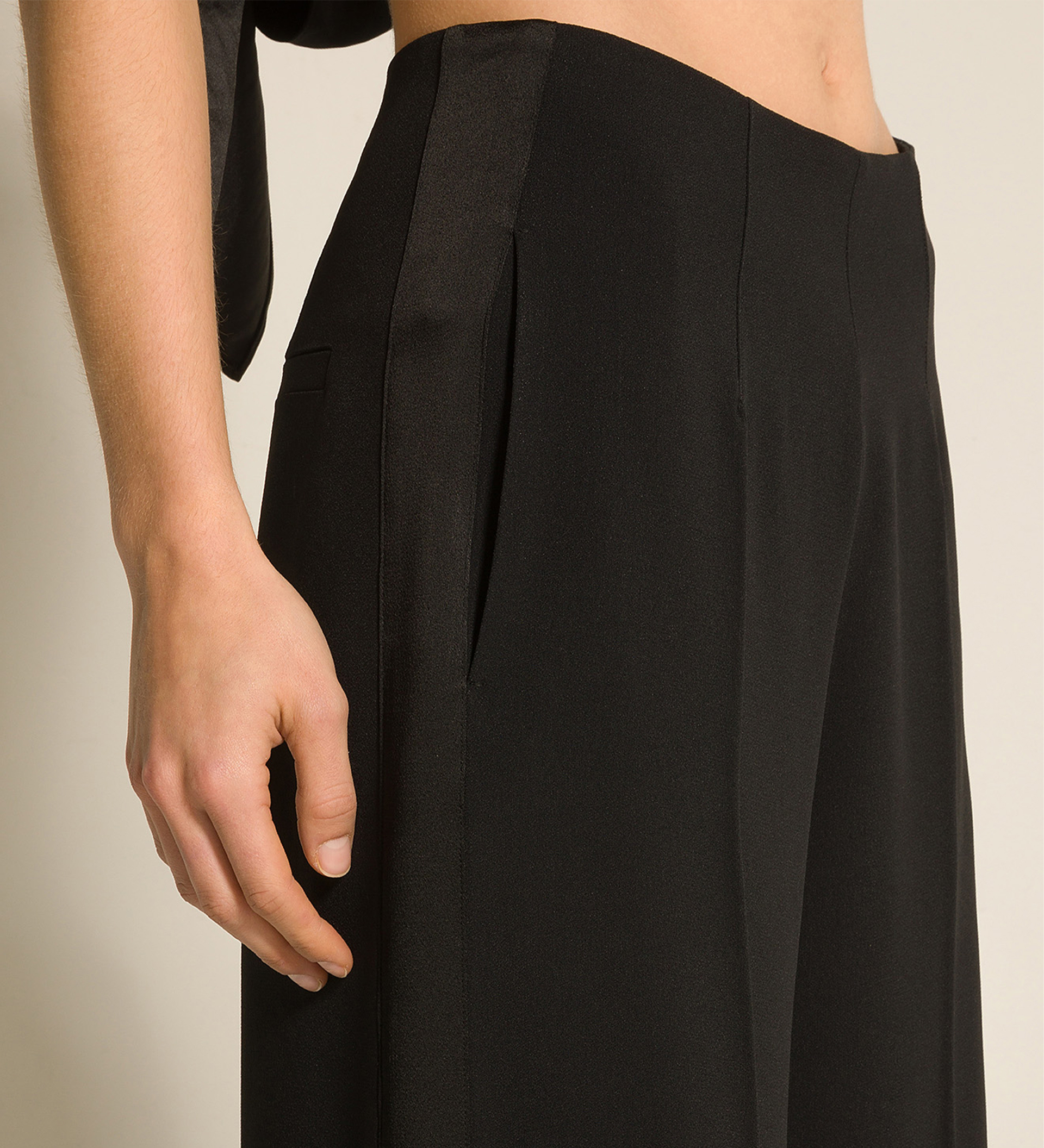 il pantalone smoking in enver satin | forte_forte