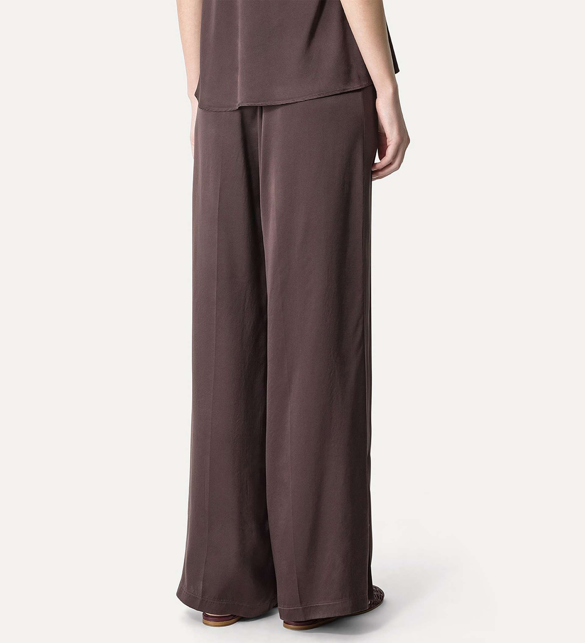 loose–fitting jogging pants in silk satin | forte_forte